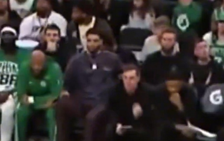 开云体育-医学奇迹！普理查德惨遭骑扣 塔图姆被迫膝跳反应😂