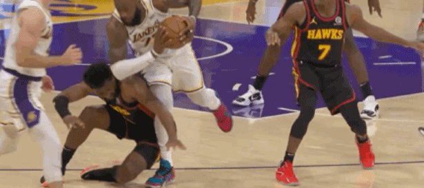 开云APP-卫冕冠军迎噩耗！詹姆斯脚踝高位扭伤将无限期休战